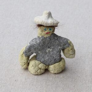 Kädet savessa patsas